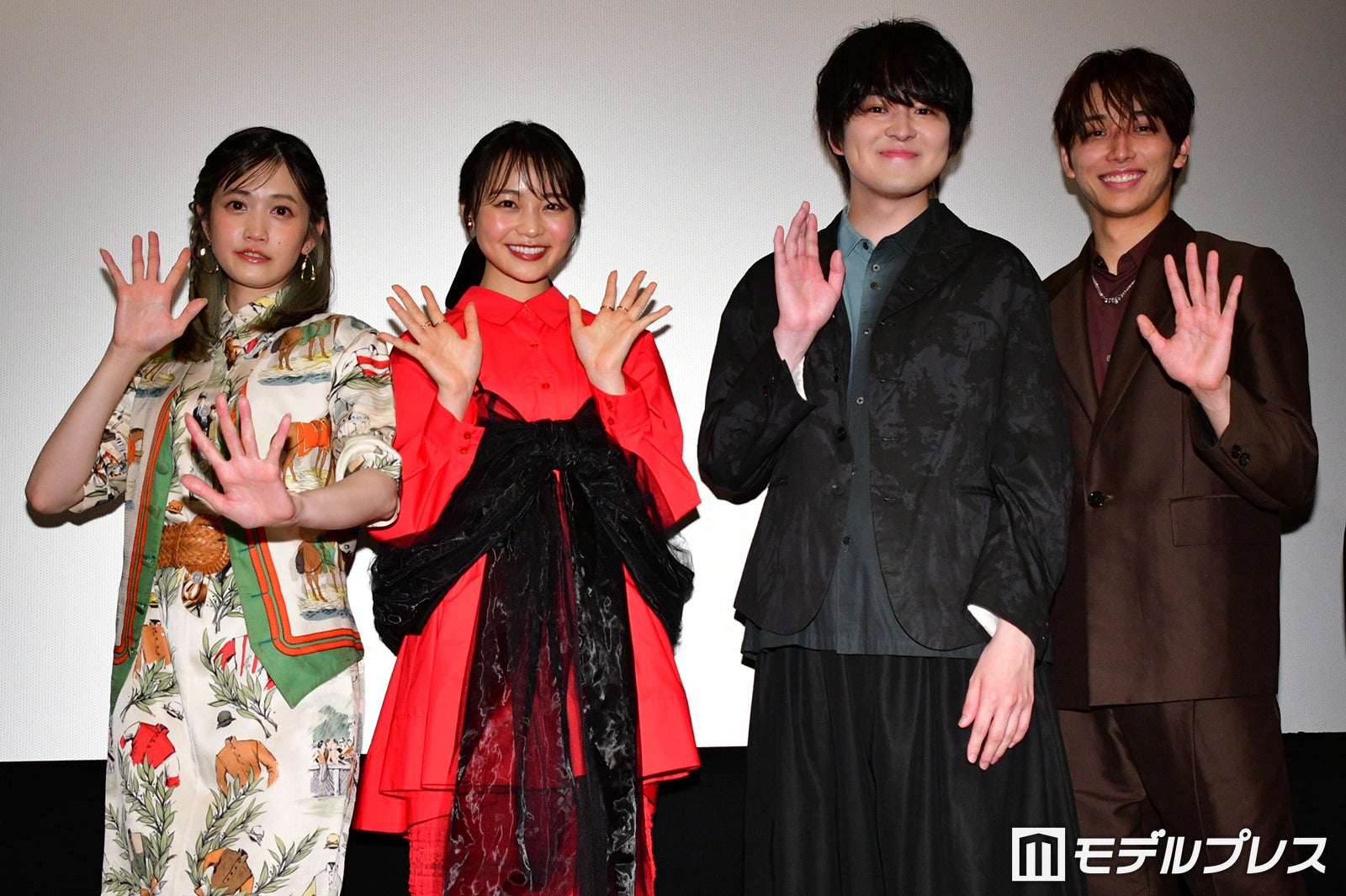 （左から）小泉萌香、林芽亜里、望月歩、高尾颯斗（C）モデルプレス