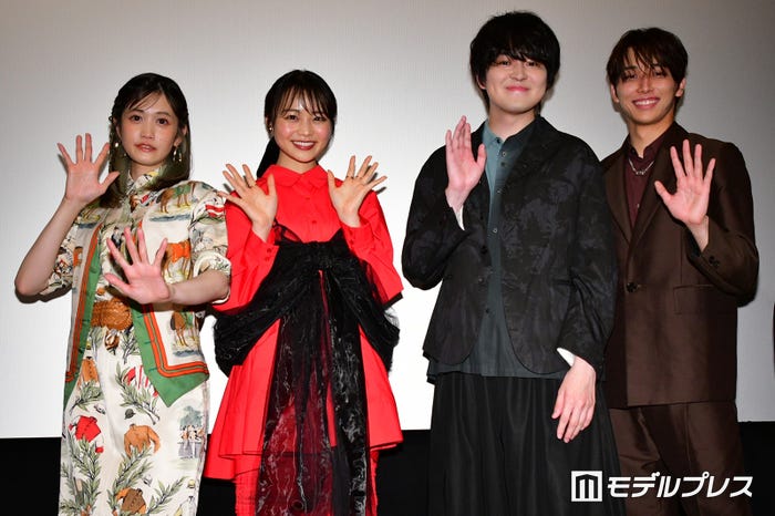 (左から)小泉萌香、林芽亜里、望月歩、高尾颯斗(C)モデルプレス