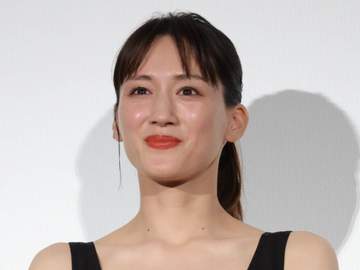 うわっ日本あ然「美の暴力w」「綾瀬はるか様カンヌ上陸」凄い黒チューブ姿に騒然「41歳うそでしょ？」「歳の重ね方が素敵」「破壊力エグすぎる」