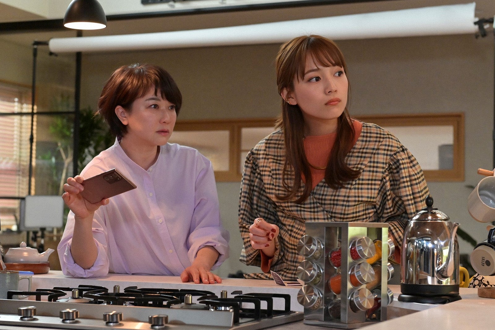 夏川結衣、川口春奈「着飾る恋には理由があって」第3話より（C）TBS