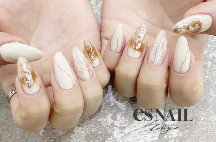 爪先を綺麗に見せるニュアンスデザイン(画像提供:esNAIL)