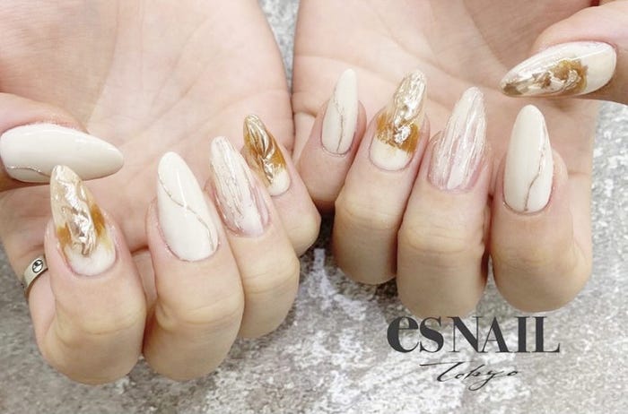 爪先を綺麗に見せるニュアンスデザイン(画像提供:esNAIL)