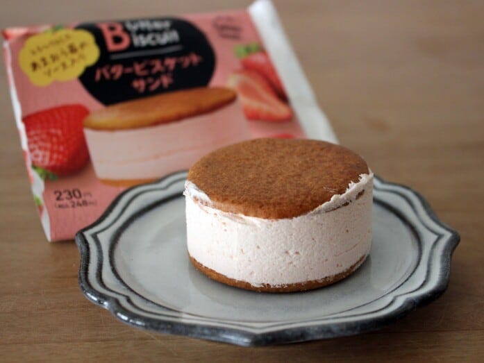 バターの風味豊かなビスケットに、やさしいいちご味のクリームがマッチ