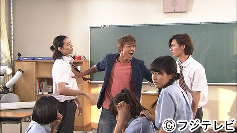 喧嘩を止めるAKIRA（中央）