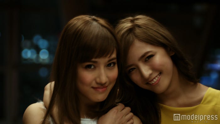 (左から)藤井夏恋・藤井萩花