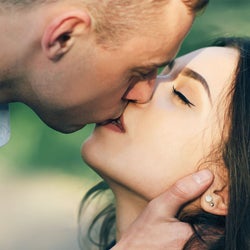 ドキドキしちゃう…!キス中に男性が「触ってほしい場所」とは?