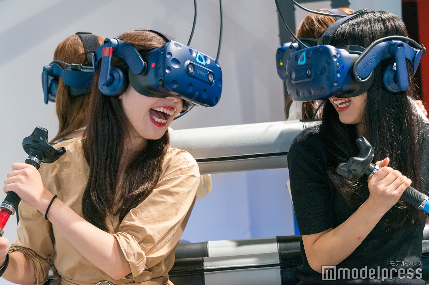 あまりのリアルさに思わず向かい合う飯山さんと神崎さん(C)モデルプレス