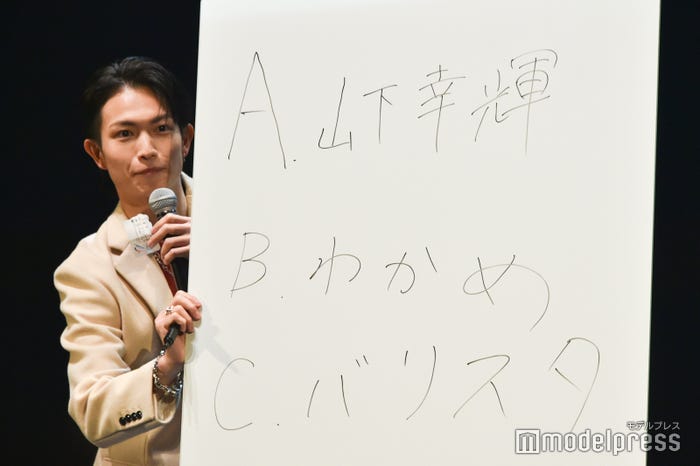 ジェスチャーゲームのお題と綱啓永「ホミパリ Twenty-2 Birthday Zepp Tour」(C)モデルプレス