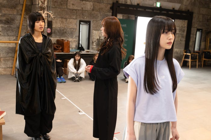石井杏奈、杏花、久保史緒里(C)Storm Labels Inc.