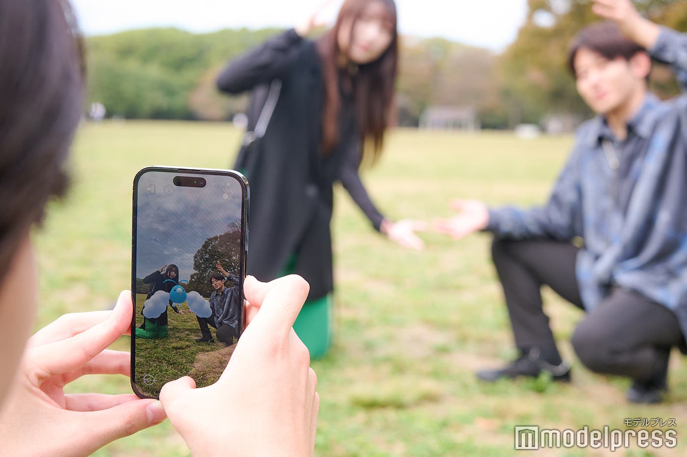 「GOスナップショット」で撮影をする3人(C)モデルプレス