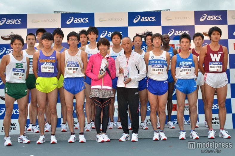 大学陸上部の面々と写真撮影に応じた高橋尚子氏と君原健二氏