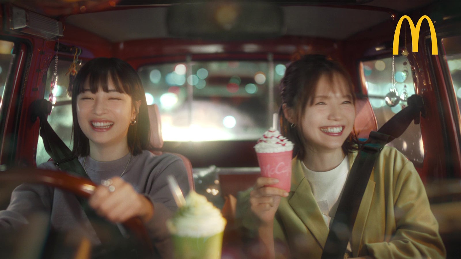 広瀬すず、宮崎あおい／新TVCM「マックカフェ寄り道マック 夜のドライブ」篇より（提供写真）