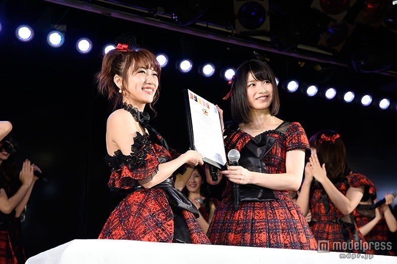 高橋みなみ、横山由依（C）AKS