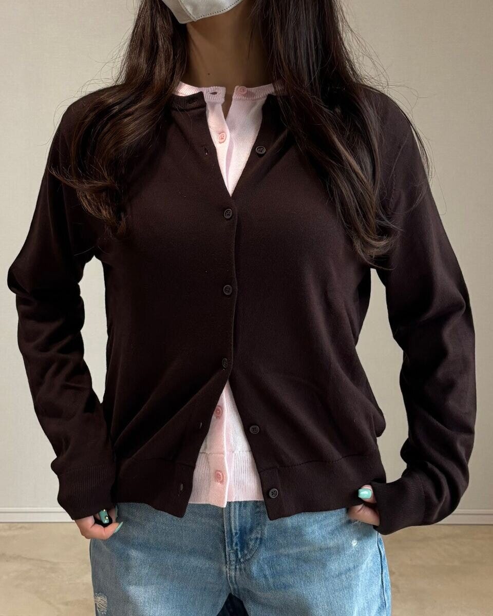ユニクロ　UVカットカーディガン　ダークブラウン着用アップ