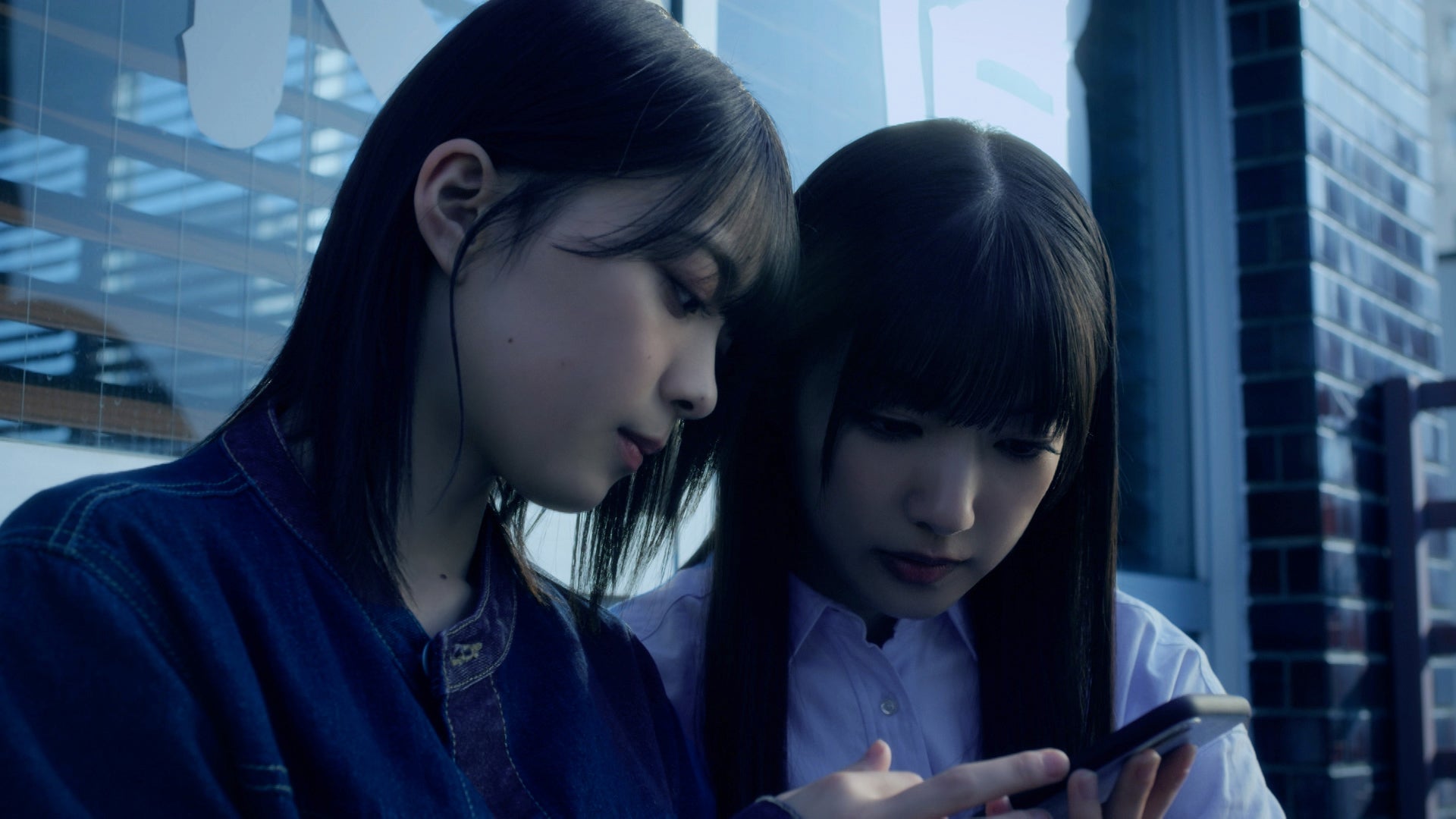 森田ひかる、大園玲「アクトレス」第2話より（C）NTT DOCOMO,INC.