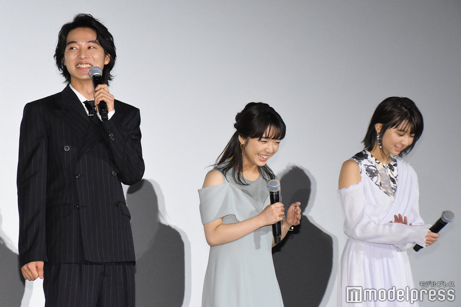 （左から）山崎賢人、上白石萌音、上白石萌歌 （C）モデルプレス