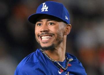 ドジャース・ベッツ 豪華4ショ「スターが勢ぞろい」と投稿 「グーニーズ」「インディ」子役らにユニクロ会長の姿も