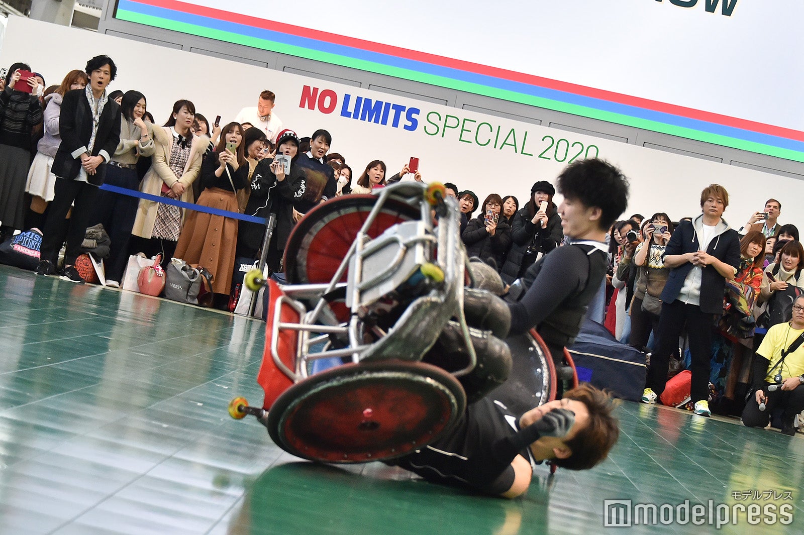 車いすラグビーで激しいタックル （C）モデルプレス