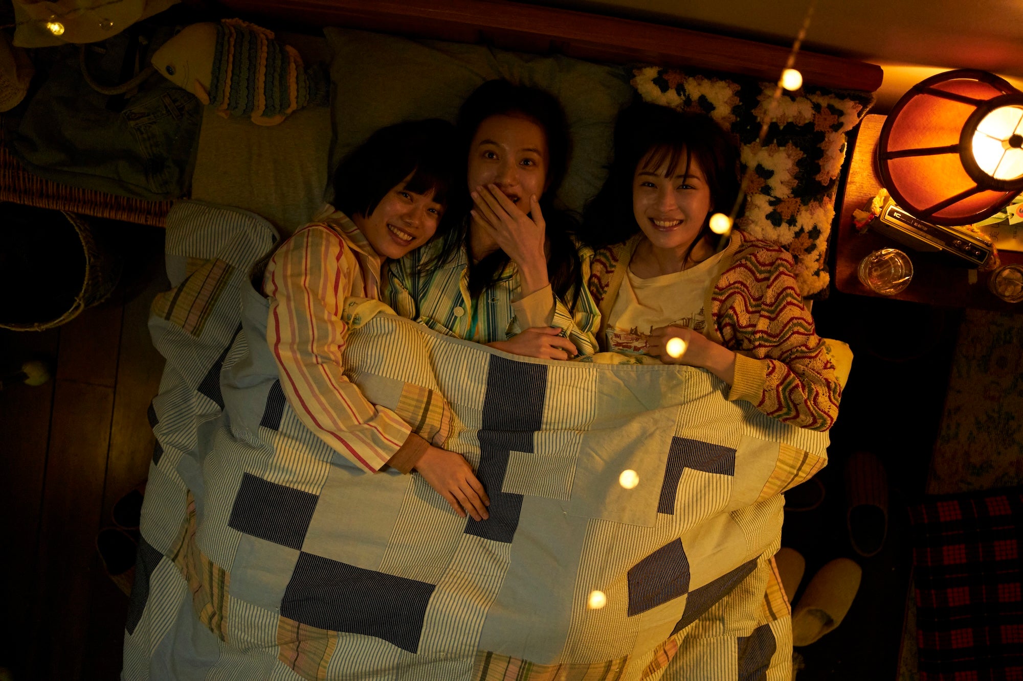 広瀬すず・杉咲花・清原果耶が姉妹のようにリラックス「片思い世界」メイキングショット解禁