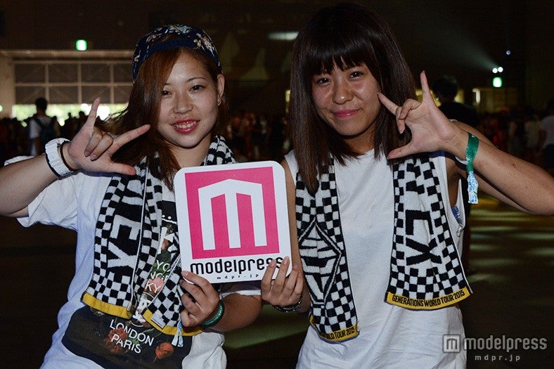 「Hard Knock Days」のダンスに登場する“ILYポーズ”で笑顔を見せてくれた2人