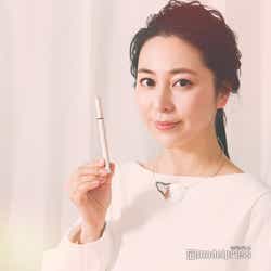 モデルプレス - ハネも曲線も自在な「新作アイライナー」をプレゼント! “美しすぎる書家”岡西佑奈が実力をお試し