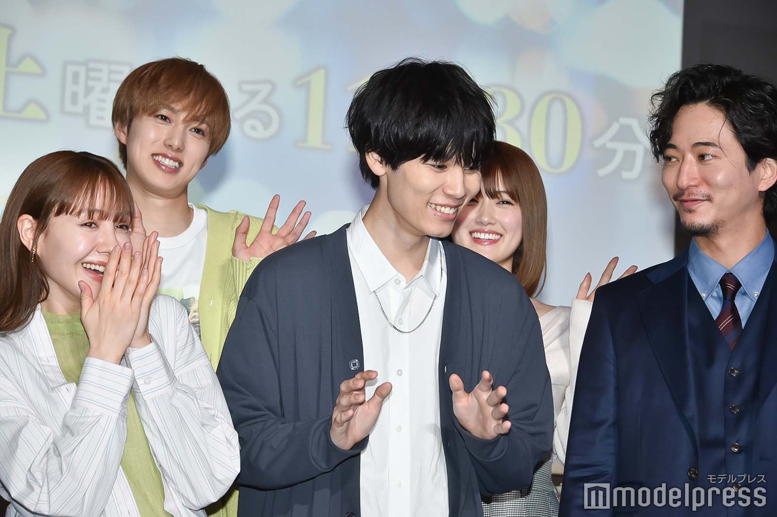 和気あいあいとポーズを決めるキャストたち／（後列左から）尾崎匠海、樋口日奈、（前列左から）トリンドル玲奈、萩原利久、浅香航大（C）モデルプレス