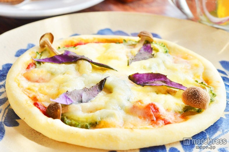 ハンダマの葉をトッピングした「沖縄野菜のピザ」￥550