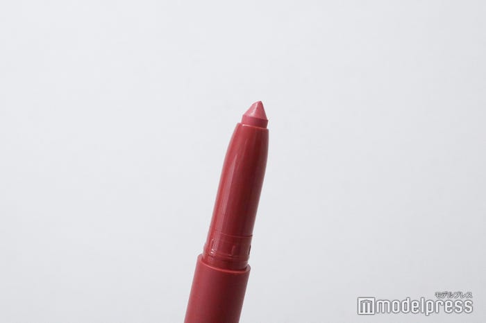 細いペン先で理想のリップフォルムを描くことができる(C)モデルプレス