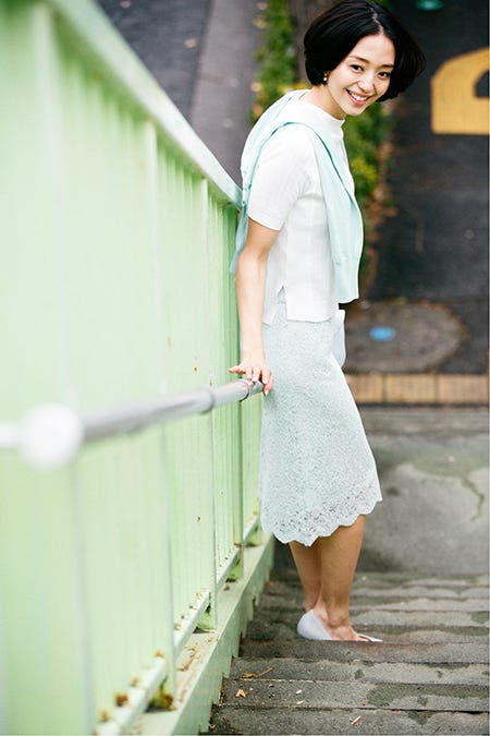 BABYLONE/KNIT ¥12.000、SKIRT ¥14.000、KNIT ¥9.000、PUMPS ¥13.000、BAG ¥5.900(C)TOPLOG