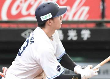 西武・長谷川信哉が緊急交代 1打席でまさか2度も左足へ自打球 悶絶して倒れ込む→打席に戻るも四球を選んだ後に足を引きずって一塁へ 代走送られる