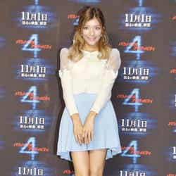 スラリ美脚を披露したローラ