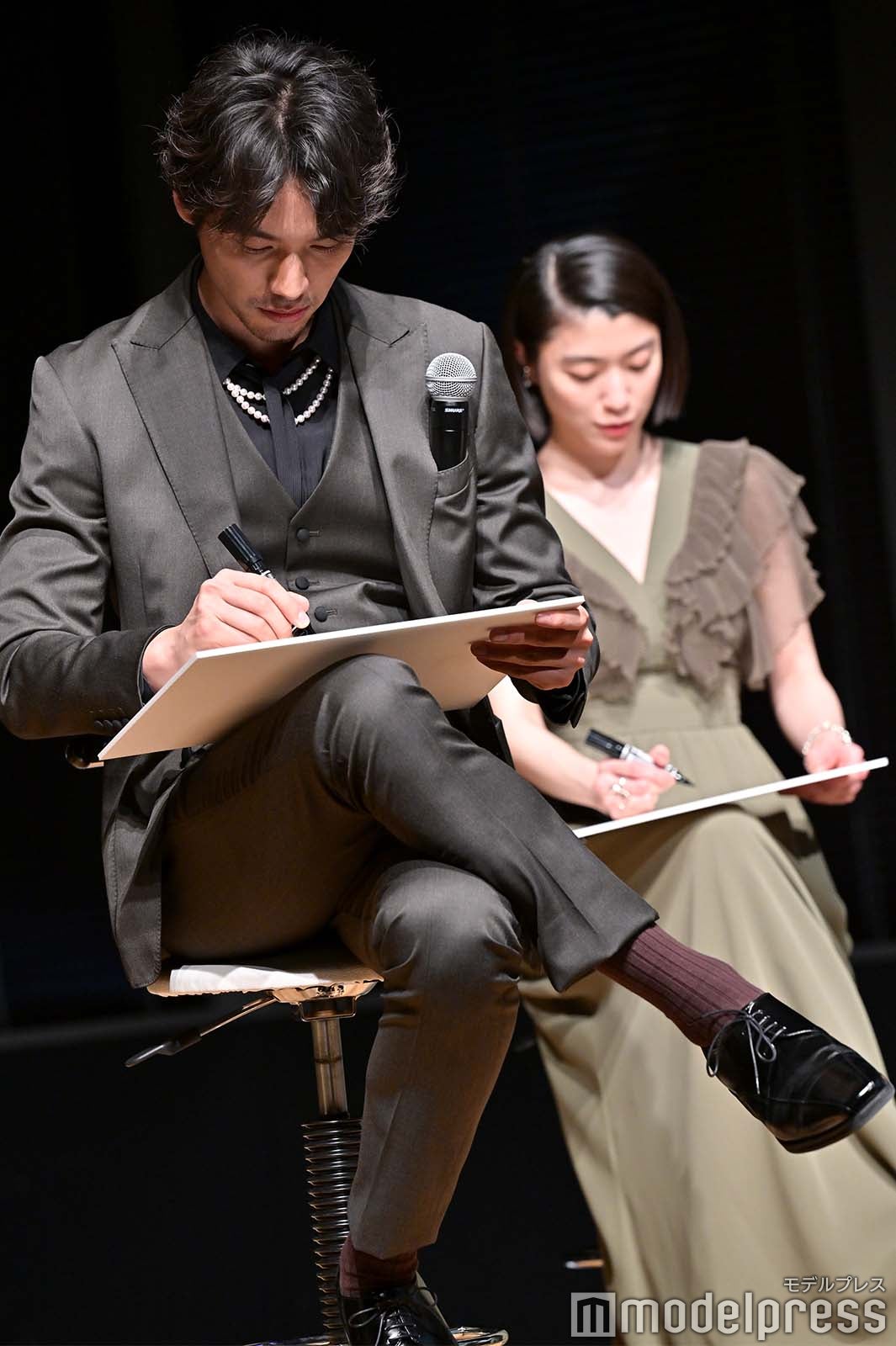 フリップを書く福士蒼汰（C）モデルプレス