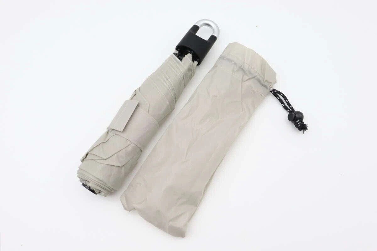 カラビナ付きグレーの折りたたみ傘と収納袋