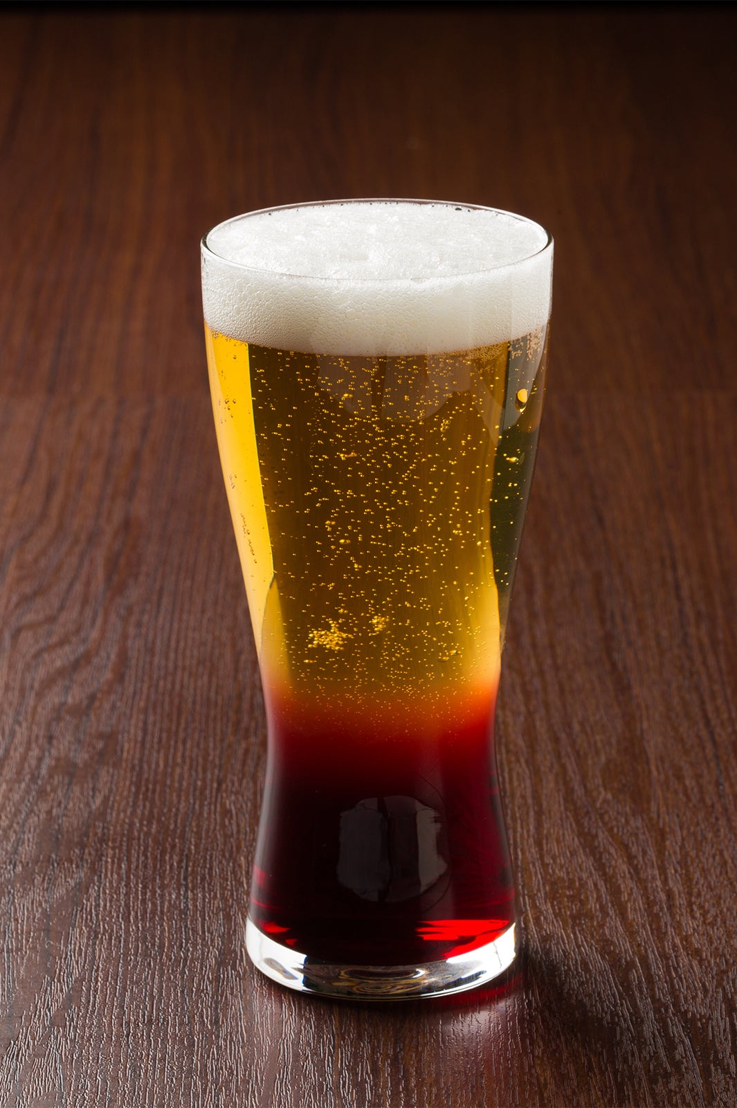 カラフルビール赤／画像提供：GINZA RAKUGAKI Cafe＆Bar by Pentel