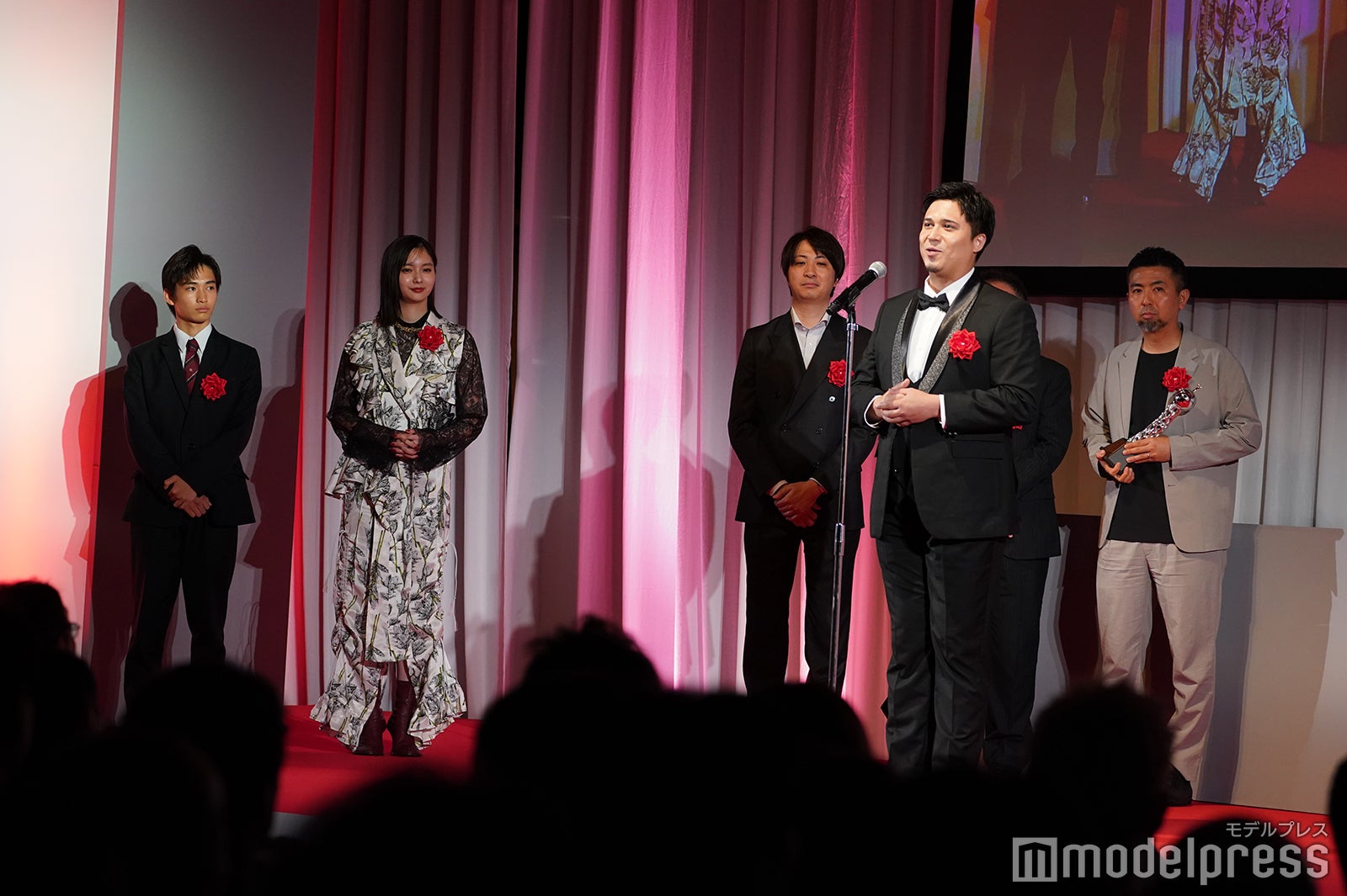 及川桃利、新川優愛、木村昴（C）モデルプレス