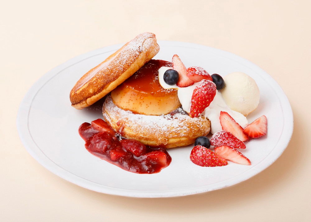 ［オープン記念限定］吉野農園の卵のプリンストロベリーパンケーキ（1,600円）／画像提供：コンテンポラリープランニングセンター（CPCenter）