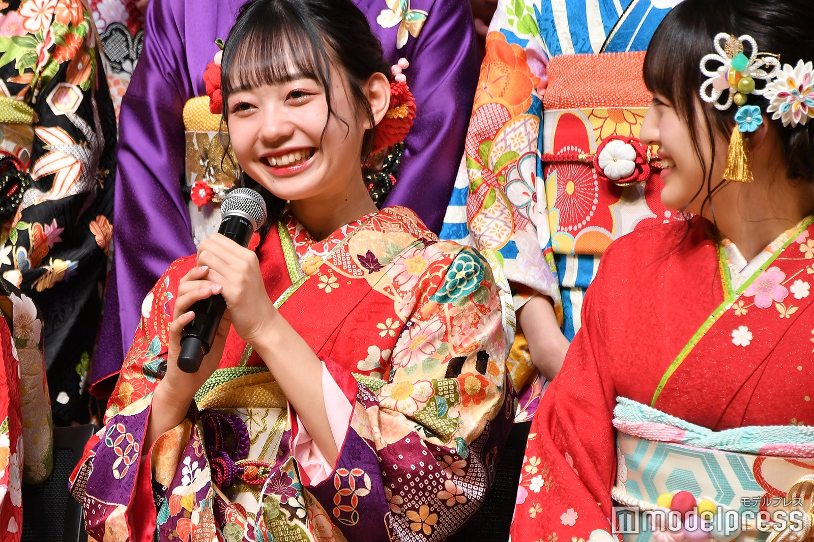 大盛真歩の初々しいコメントを見守る田島芽瑠（C）モデルプレス