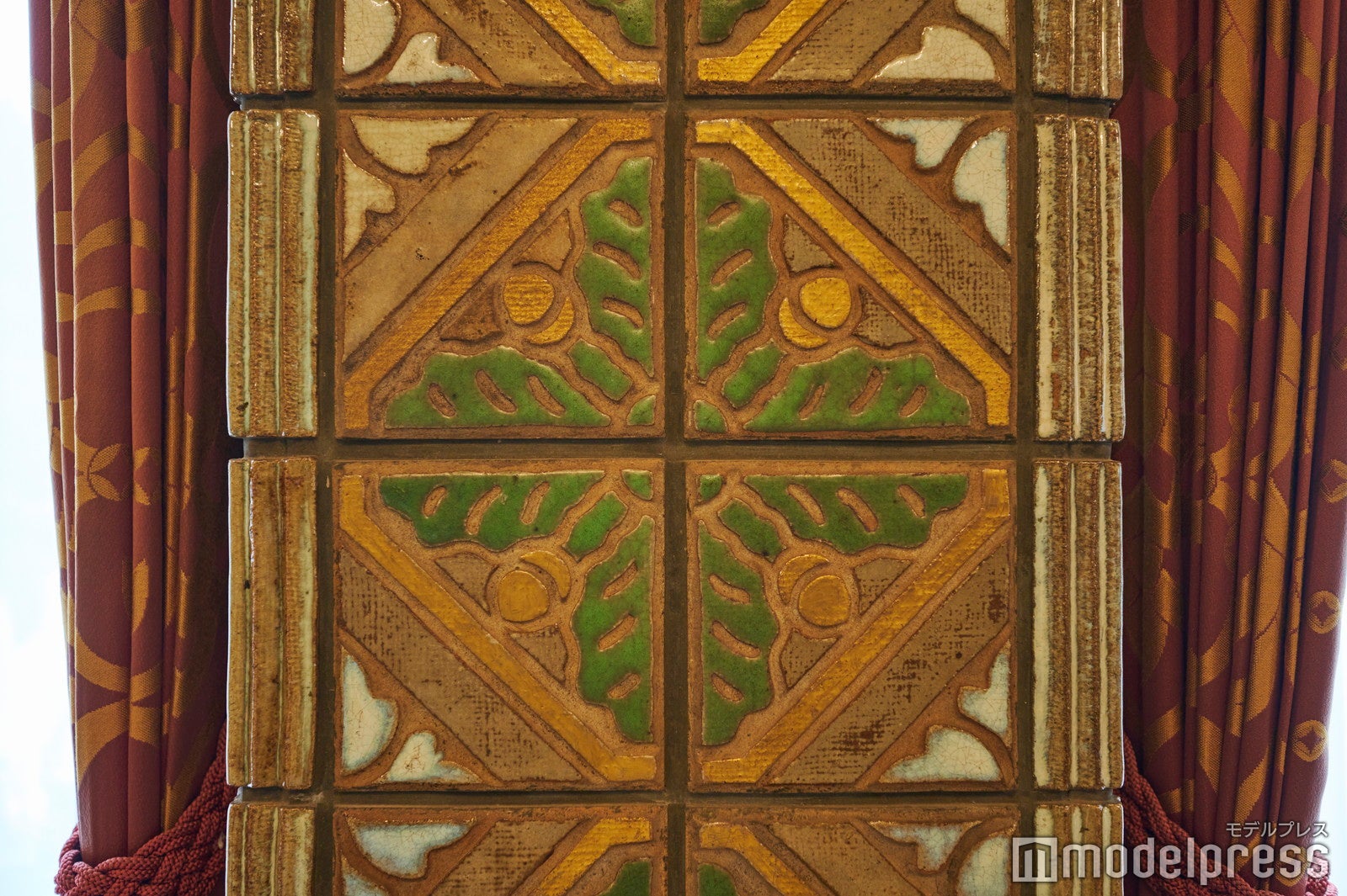 渋沢家の家紋・柏の葉がタイルでデザインされている（C）モデルプレス