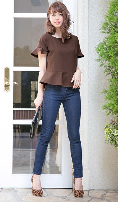 胸元V切りこみジョーゼット半袖ブラウストップス「神戸レタス」2490円（税込）／画像提供：神戸レタス