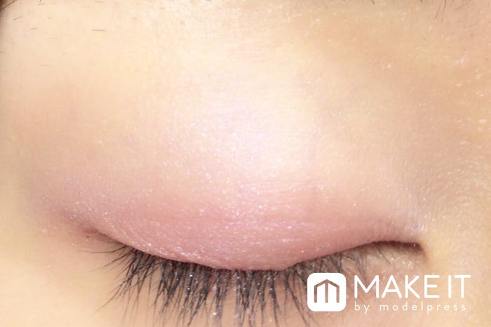 ピンク単色アイシャドウ+ヴィセ アヴァン/シングルアイカラー/010 FROST MIRAGE 使用 (C)メイクイット