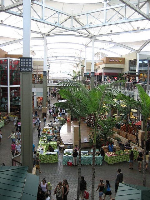 マウイ最大のショッピングスポット「クイーン・カアフマヌ・センター」／photo by losborne