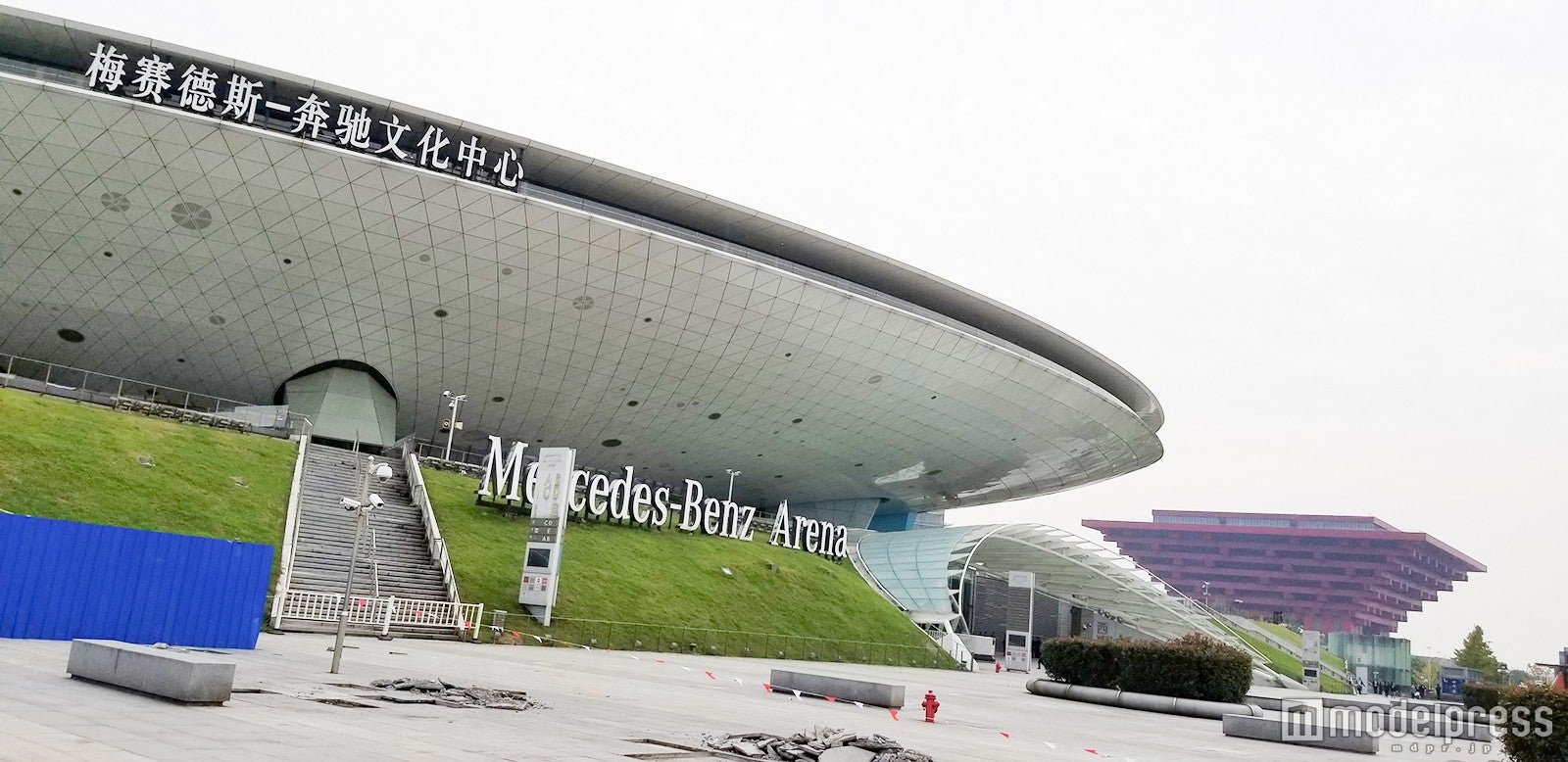 上海メルセデス・ベンツ・アリーナ、奥には「中華芸術宮」が見える （C）モデルプレス