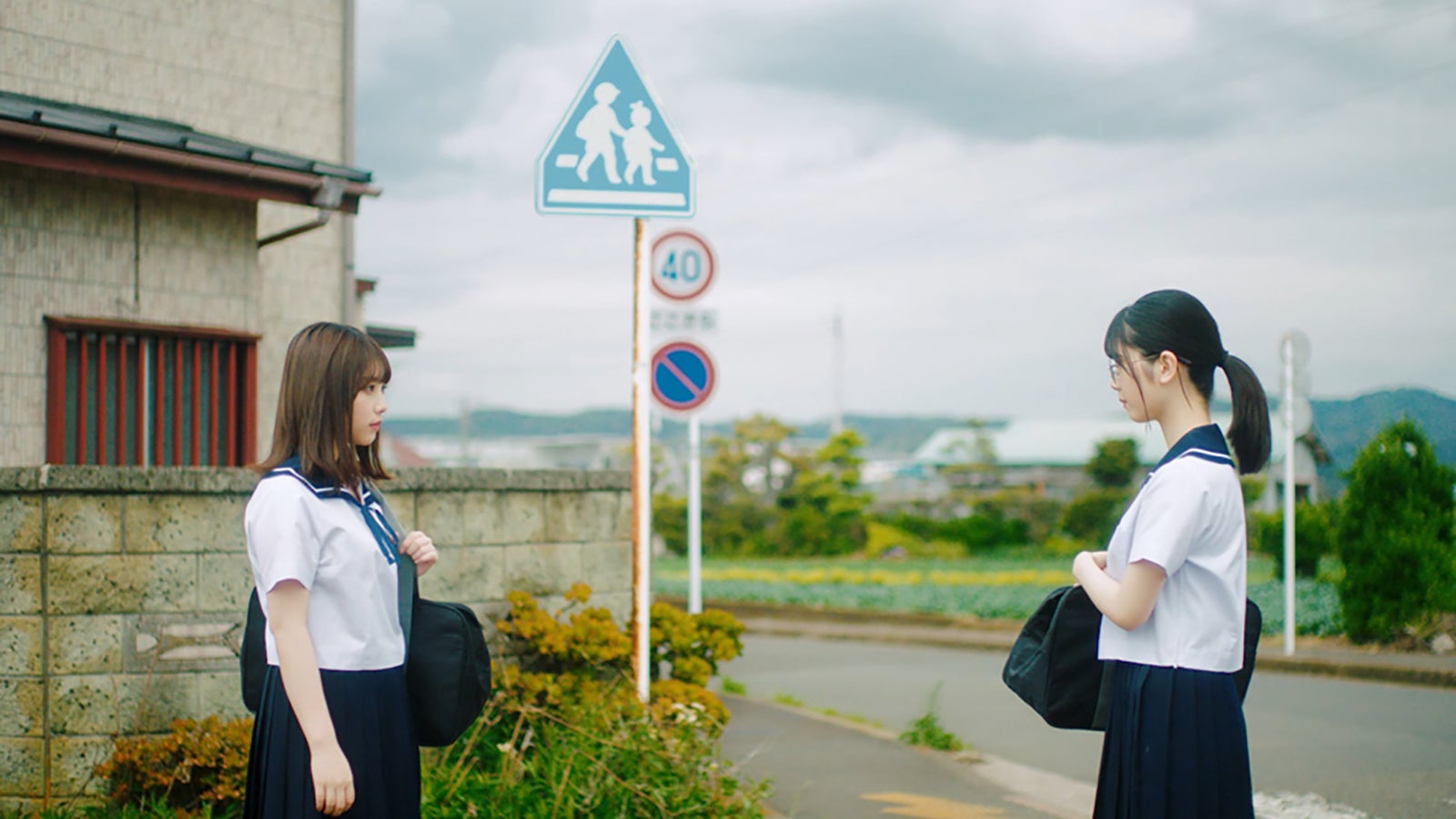 与田祐希、筒井あやめ／乃木坂46「ざぶんざざぶん」MVより（提供写真）