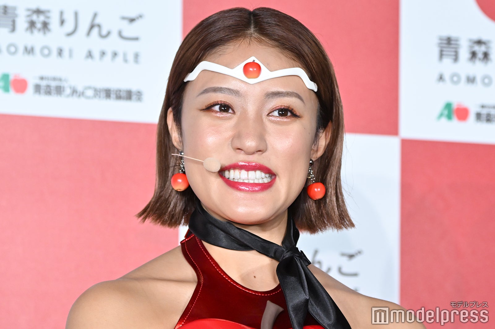 王林“りんごウーマン”姿で美ボディ披露 窮屈な衣装に「レンジャーって