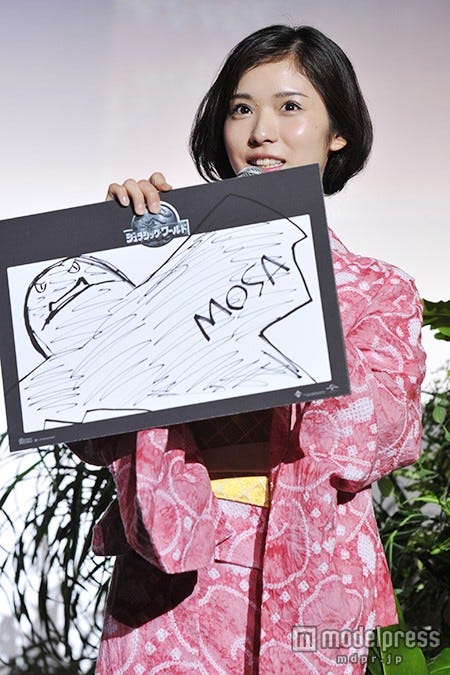 恐竜の絵を披露/松岡茉優