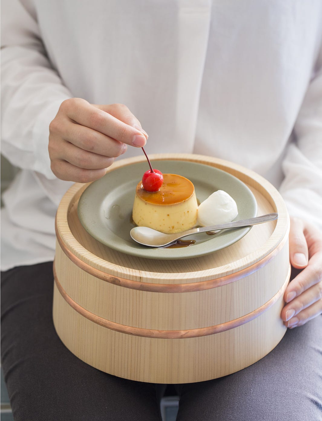 風呂桶で食べるプリン?行列のできるプリン専門店「熱海プリン」にカフェ業態の2号店