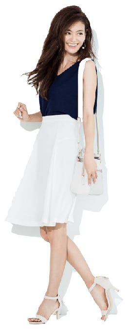 スカート¥13,200/FRAY I.D トップス¥3,900/Free’s Mart(Free’s Mart自由が丘店) バッグ¥14,000/ダイアナ(ダイアナ 銀座本店) ピアス¥12,000/NATURALI JEWELRY(NATURALI JEWELRY 西武渋谷店) サンダル¥16,000/ストラ(C)TOPLOG