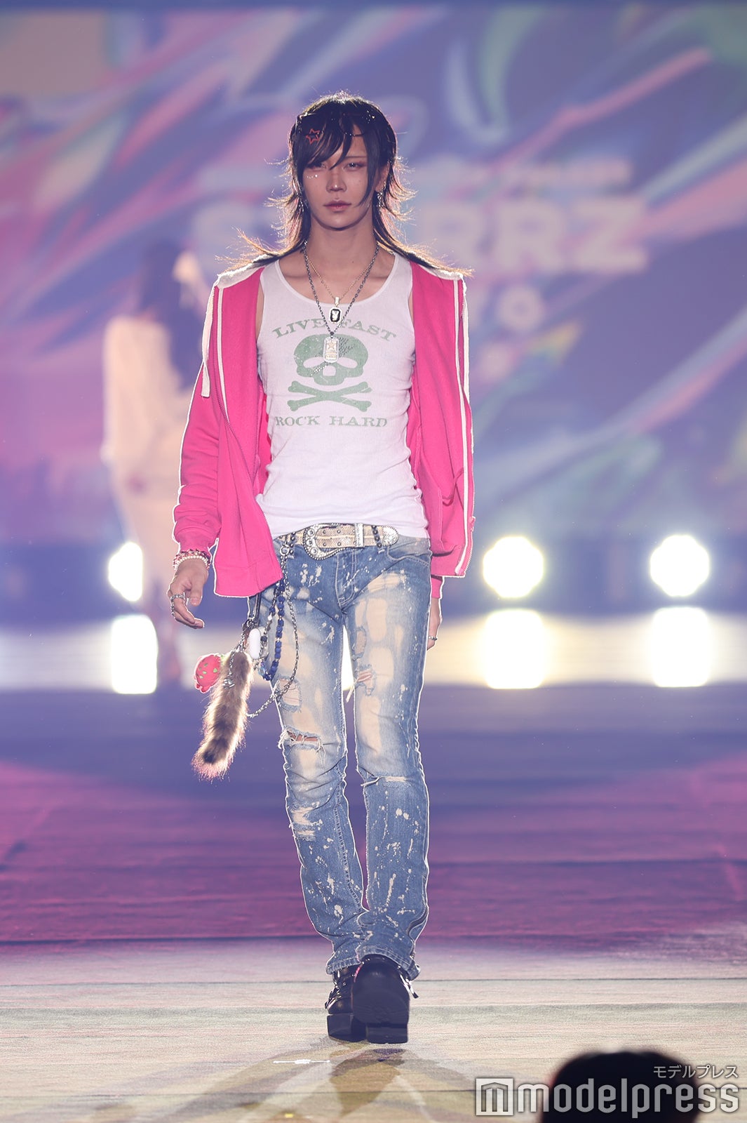 双極スペクトラム・赤色時雨、個性派コーデで圧巻オーラ放つ