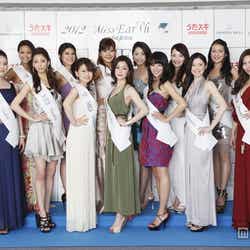 「2012ミス・アース」日本代表ファイナリストに選ばれた15名(上段左から)植草沙織さん、野田萌さん、下地あいのさん、井関唯絵さん、広瀬彩香さん、阿部桃子さん、長嶺花菜さん、篠崎彩音さん、(下段左から)佐藤由季さん、工藤麻美子さん、杉元聖子さん、長谷川望さん、紀真耶さん、大杉麗美さん、浜田咲希さん