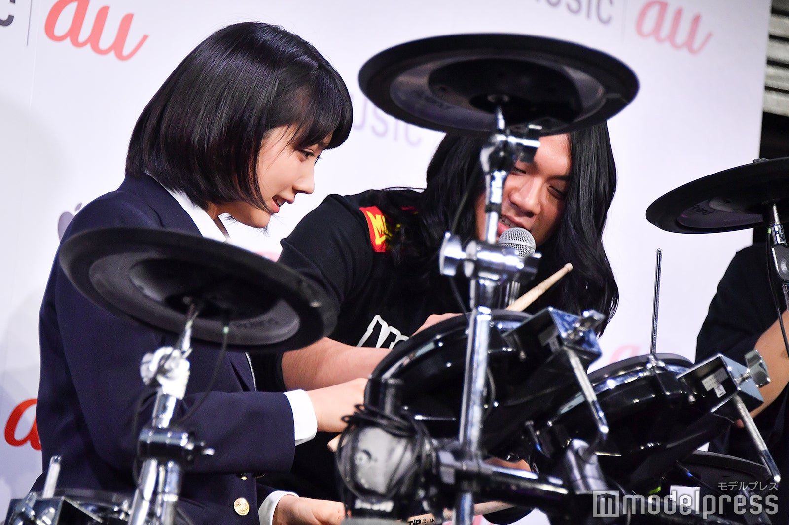 もりもりもとからドラムレクチャーを受ける松本穂香（C）モデルプレス